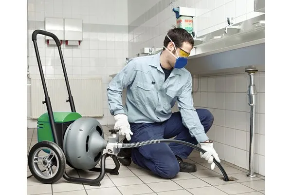 Desentupimento de ralo de cozinha com máquina rotativa